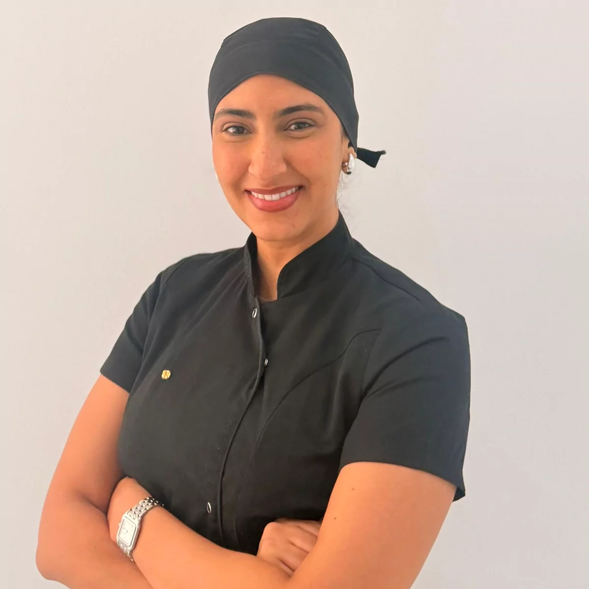 Dr Majda Laasraoui, chirurgienne-dentiste, devant la signature murale du Centre Dentaire Venezuela à Tanger